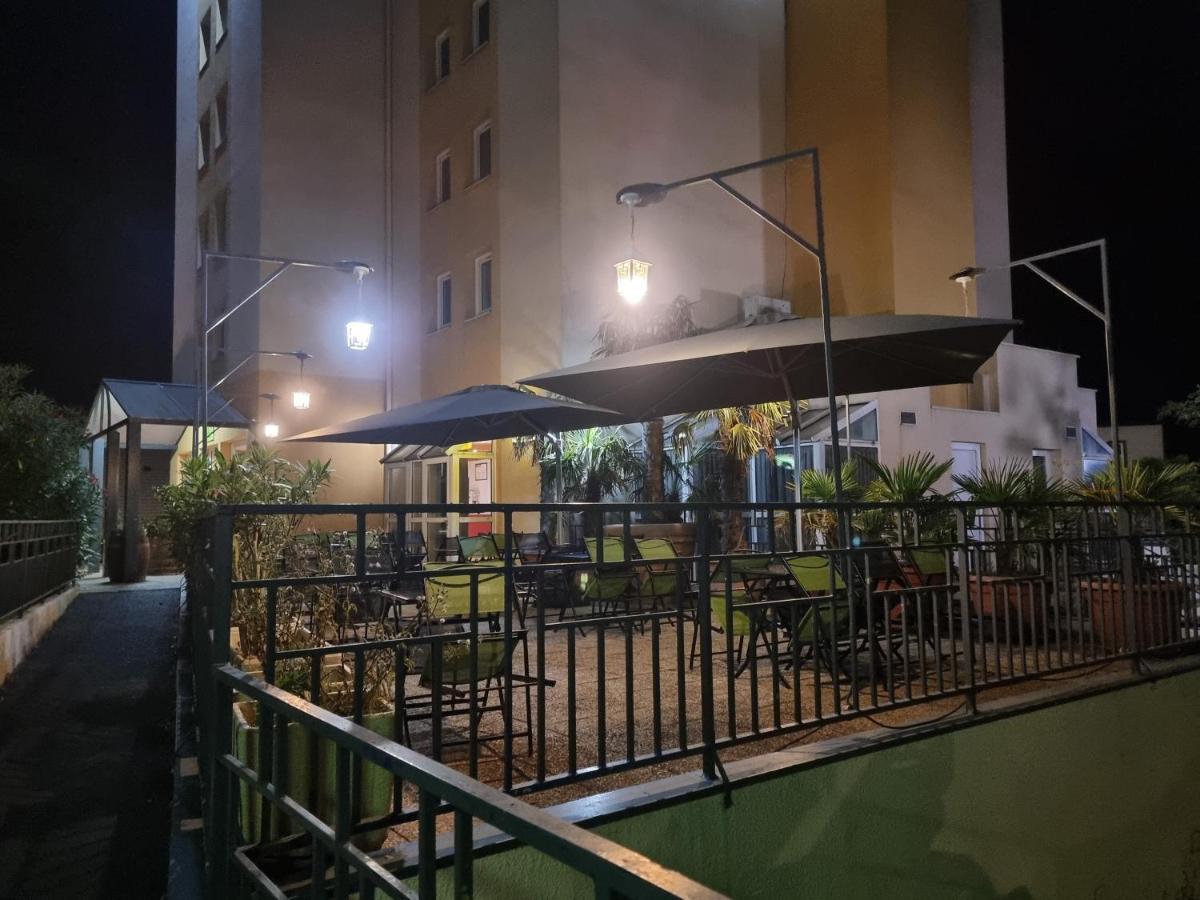 Hotel Restaurant Le Relais - Pau Nord Lons Exterior photo